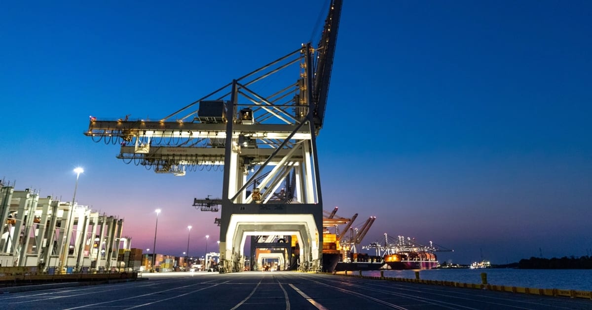 Quay cranes Port